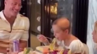 لحظه ای که دواین جانسون دختر مبتلا به سرطان را سورپرایز می کند