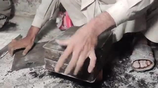 فرایند پردردسر و پرچالش تولید شیر آب توسط چند کارگر پاکستانی