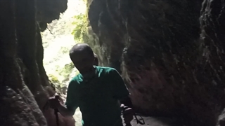 غار و آبشار دئیز