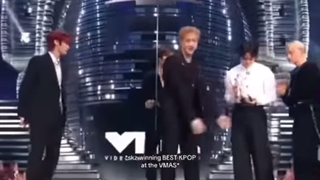 اون دختره که پایین تر از یونجون نشسته بودم ولش فقط نگاه های یونجون…