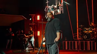 آهنگ بشنو (اجرای زنده کنسرت) با صدای رضا صادقی