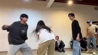 تمرین جی جی وفلیکس و سی ان در پشت صحنه ی سریال جواهر بخش  ای