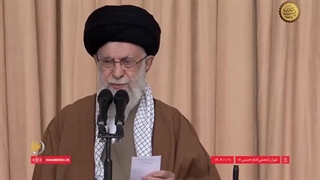 14040111: اقامه نماز عید فطر به امامت رهبر انقلاب