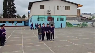 کاش ماهم ازین معلما داشتیم البته که دختریما ولی خب معلممون یه ذره امممم خیلی بدهههه فوتبالللل