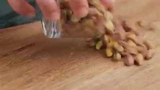 پخت شیرینی خانگی با مغز پسته